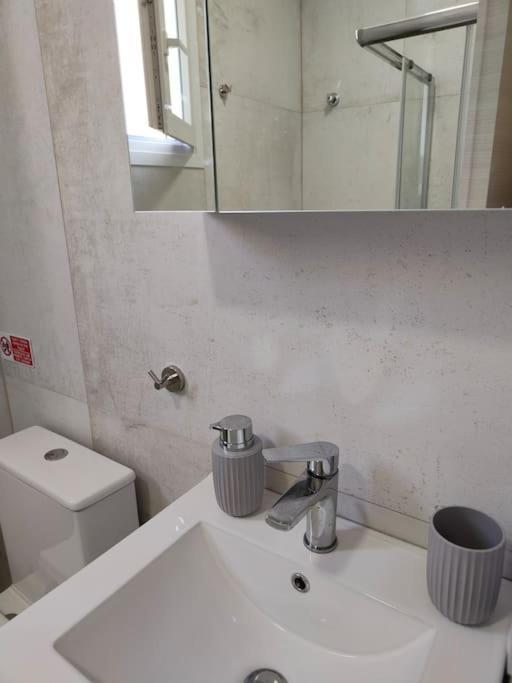 Poolview Apartment Ofrinion Luaran gambar