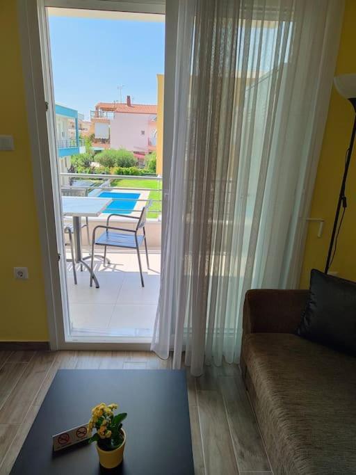 Poolview Apartment Ofrinion Luaran gambar
