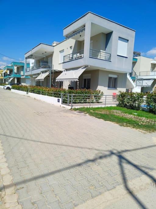 Poolview Apartment Ofrinion Luaran gambar